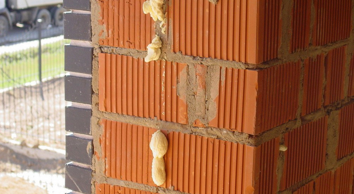 Заливка ппу в стены кирпичного дома